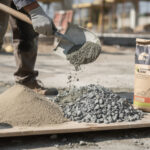 découvrez comment doser parfaitement le béton avec un sac de 35 kg à l'aide d'une pelle pour un mélange idéal et des travaux réussis.